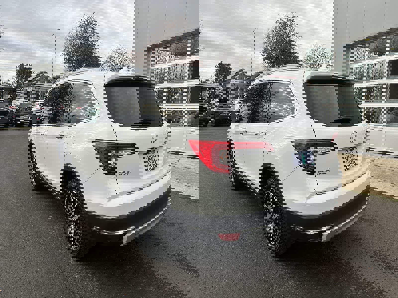 Used 2020 Honda Pilot Touring image 3