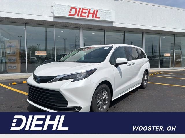 Used 2025 Toyota Sienna XLE AWD/4WD image 1