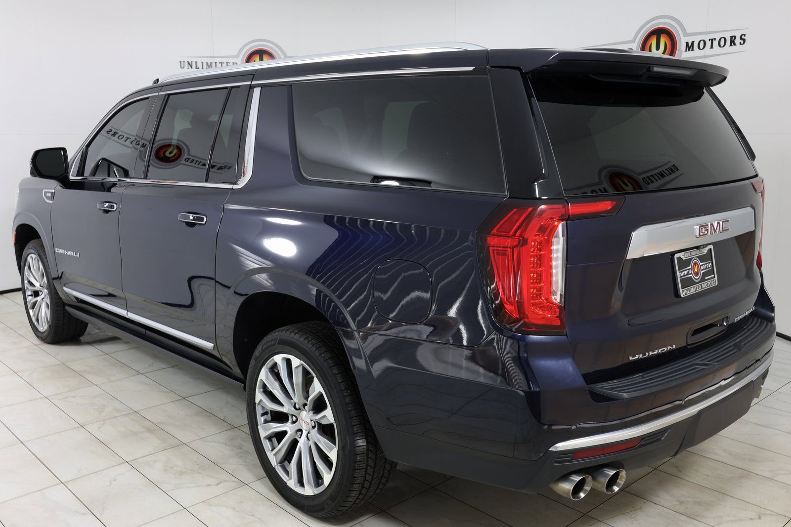 Used 2021 GMC Yukon XL Denali w/ Denali Premium Package image 3