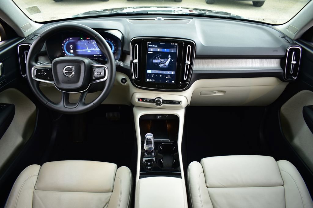 Used 2023 Volvo XC40 B5 Plus image 27