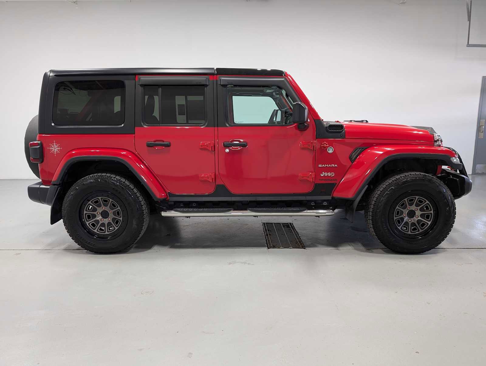 Used 2019 Jeep Wrangler Unlimited Sahara AWD/4WD image 7