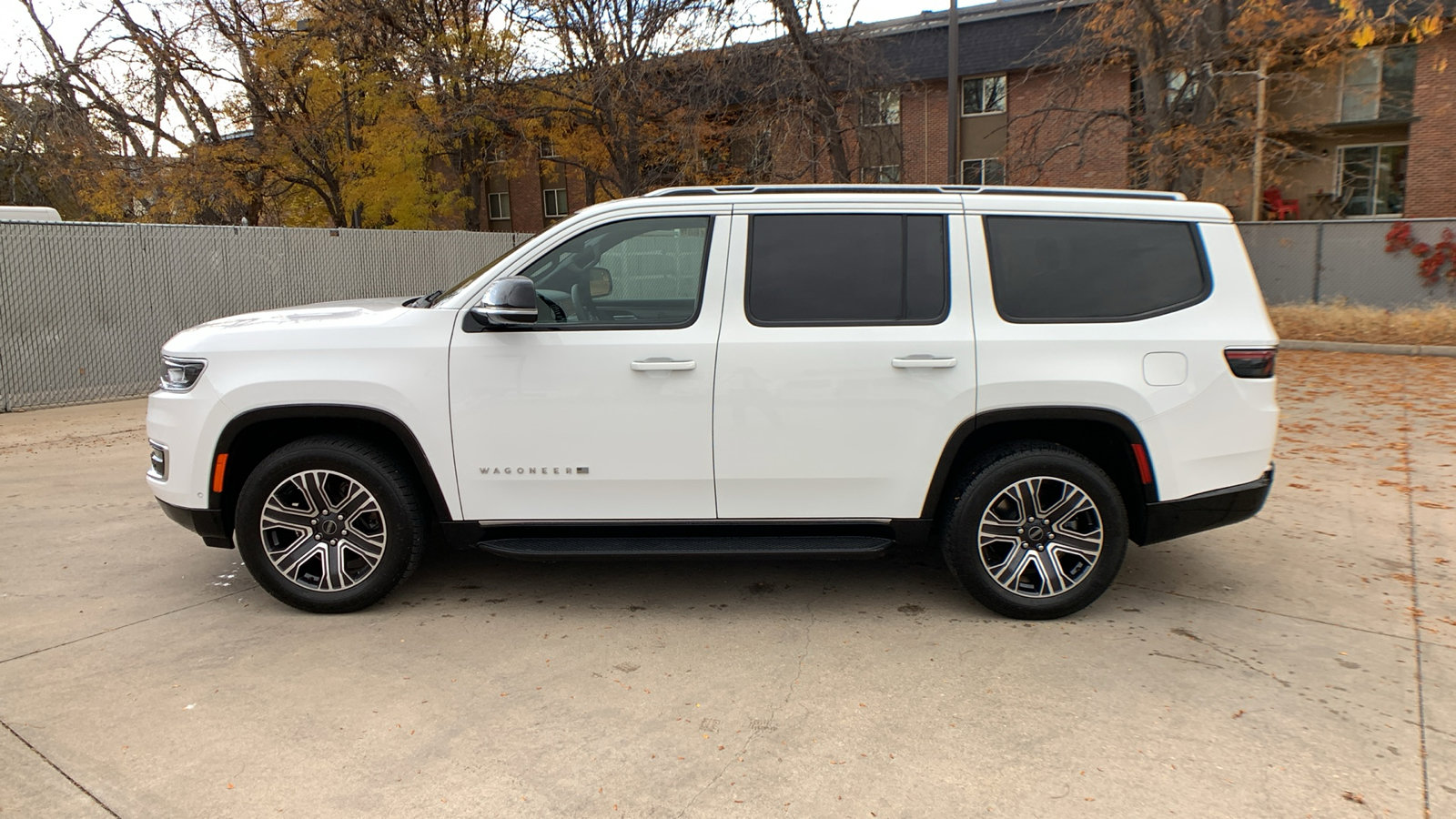 Used 2025 Jeep Wagoneer 4WD image 2