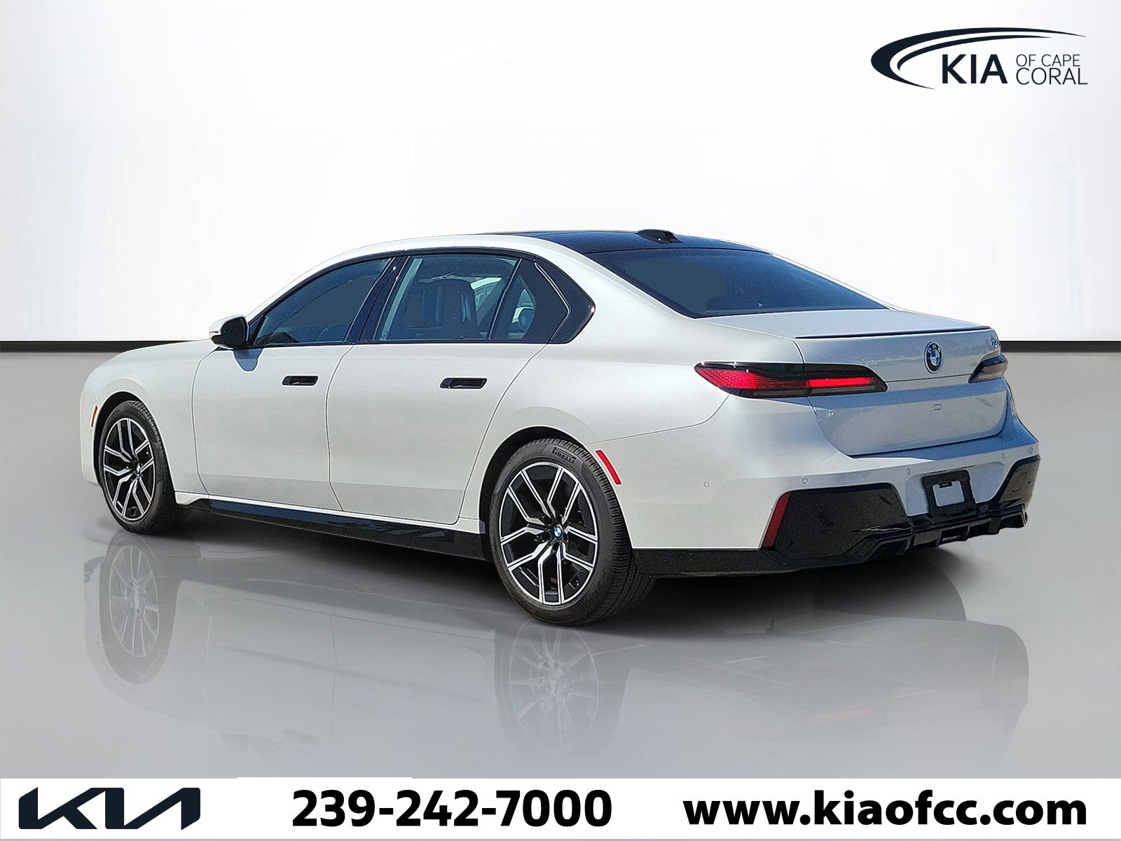 Used 2025 BMW 740i w/ Premium Package RWD image 3