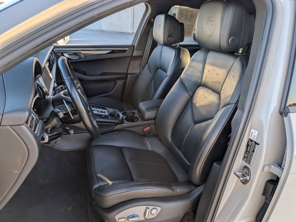 Certified 2022 Porsche Macan image 5
