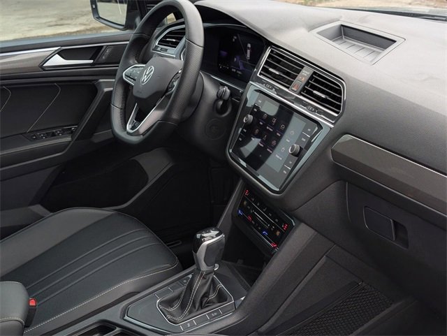 Used 2023 Volkswagen Tiguan SE R-Line image 10