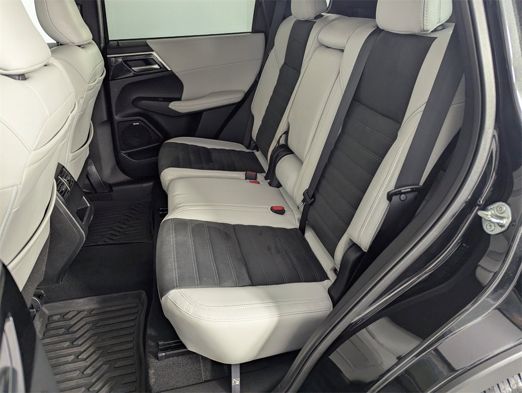Used 2025 Mitsubishi Outlander SE image 29