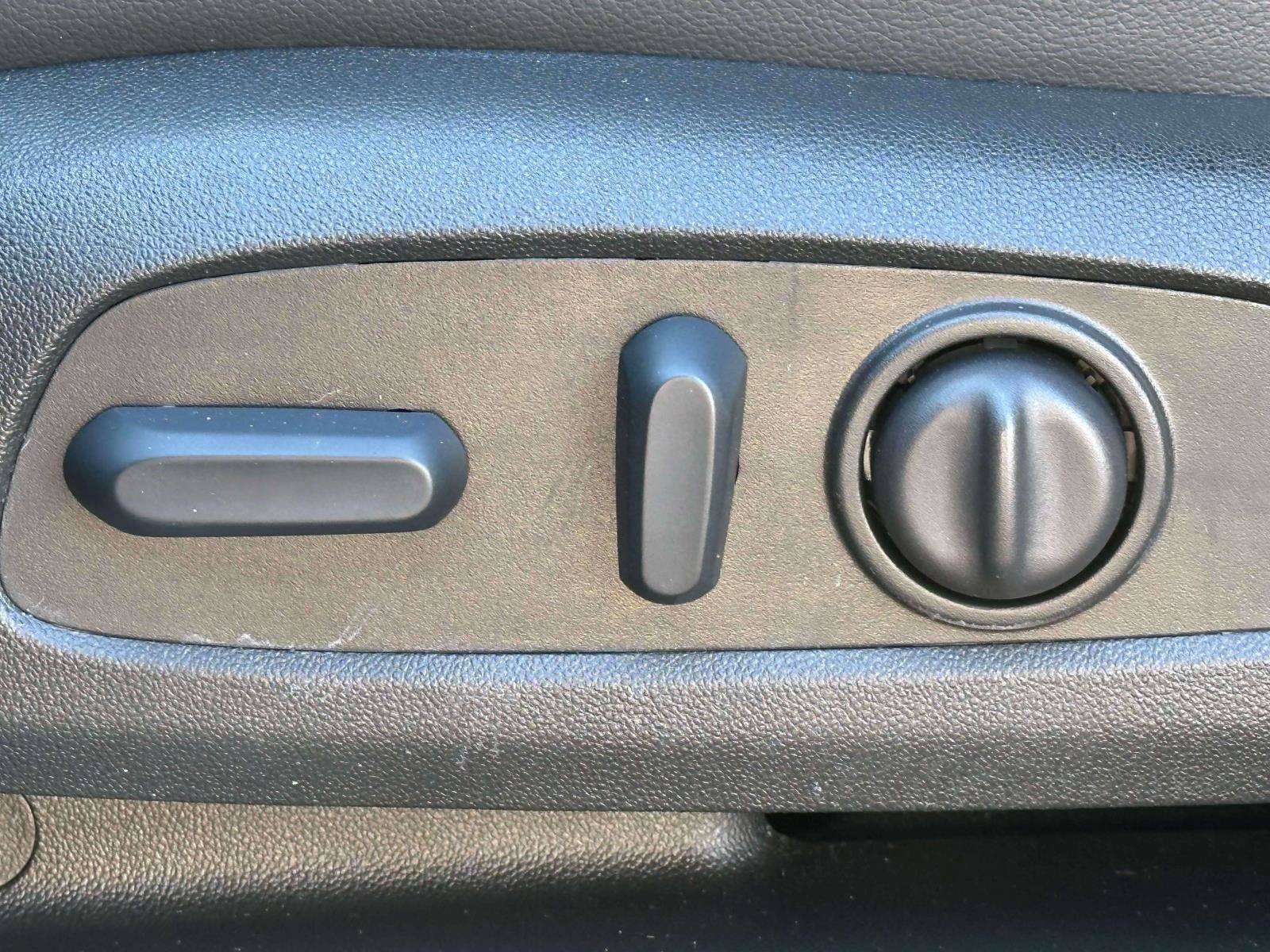 Used 2023 GMC Acadia SLT w/ Elevation Edition image 15