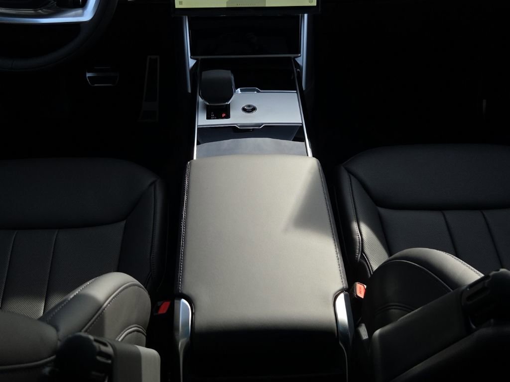 New 2026 Land Rover Range Rover Long Wheelbase SE AWD/4WD image 23