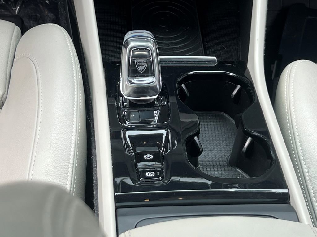 Used 2019 Volvo XC40 T5 Inscription image 17