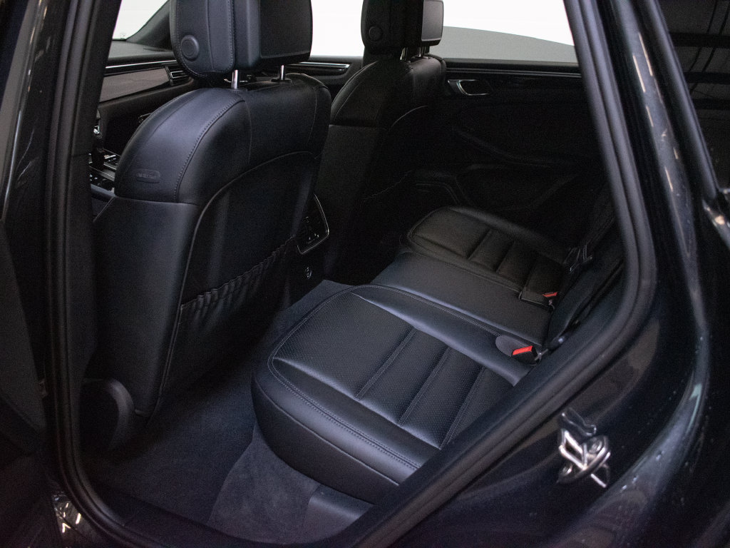 Certified 2026 Porsche Macan AWD/4WD image 23