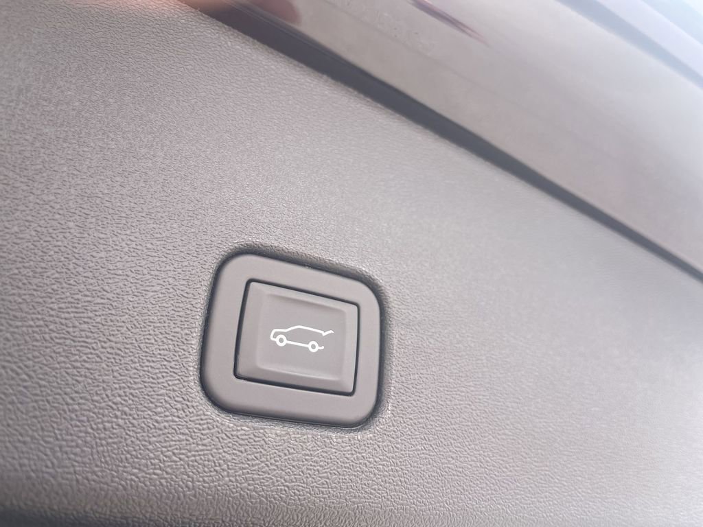Certified 2025 Cadillac Optiq Luxury 2 w/ LPO, Floor Liner Package image 16