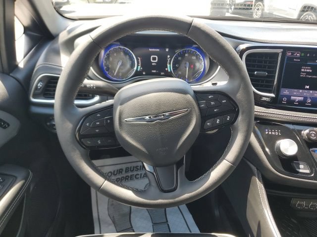 Used 2025 Chrysler Pacifica Limited FWD image 19