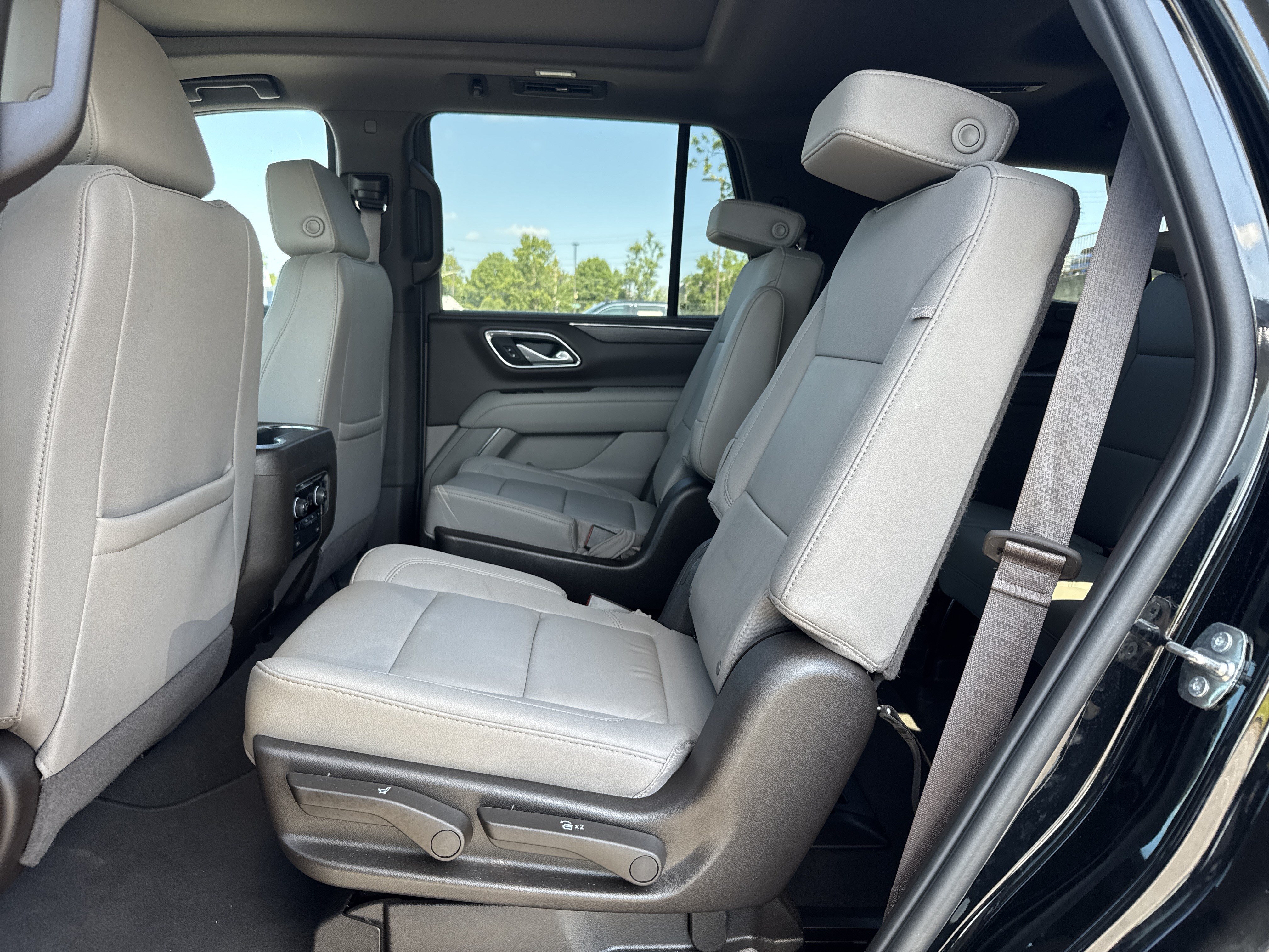 Used 2024 Chevrolet Tahoe Z71 w/ Luxury Package AWD/4WD image 32