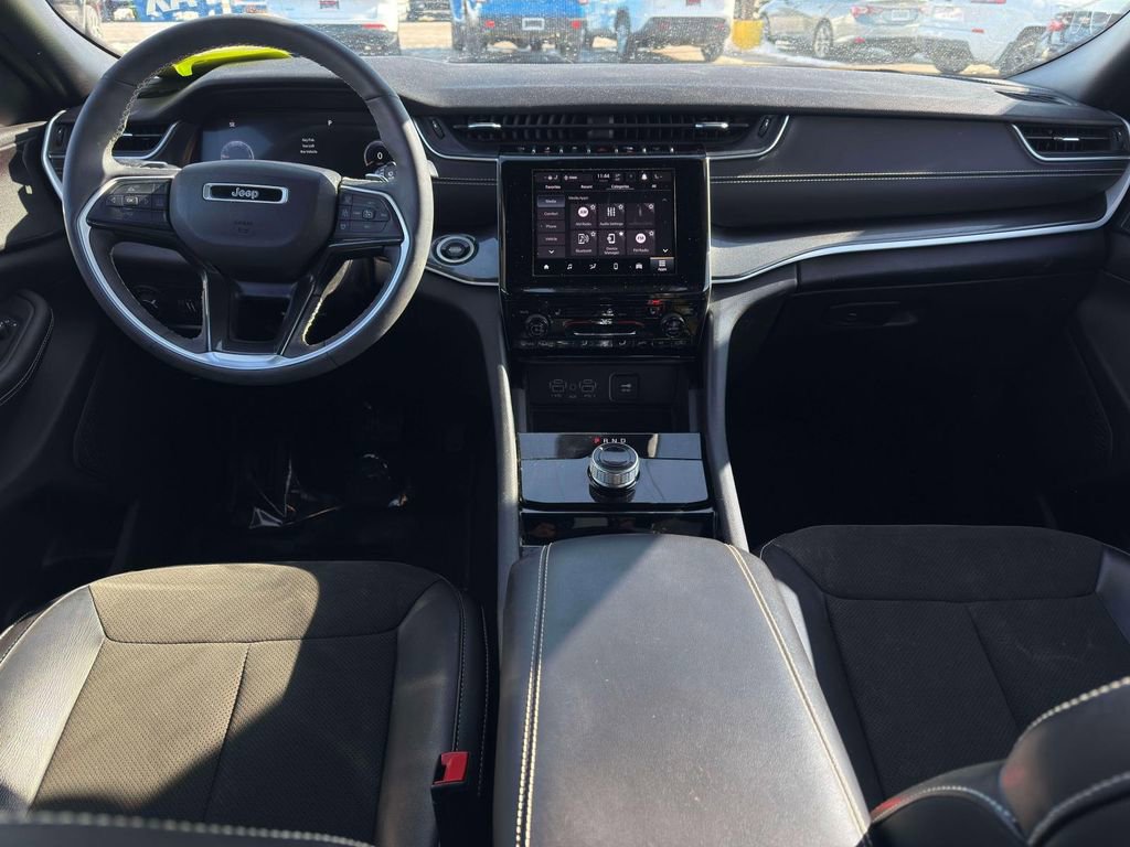 Used 2023 Jeep Grand Cherokee L Laredo image 3