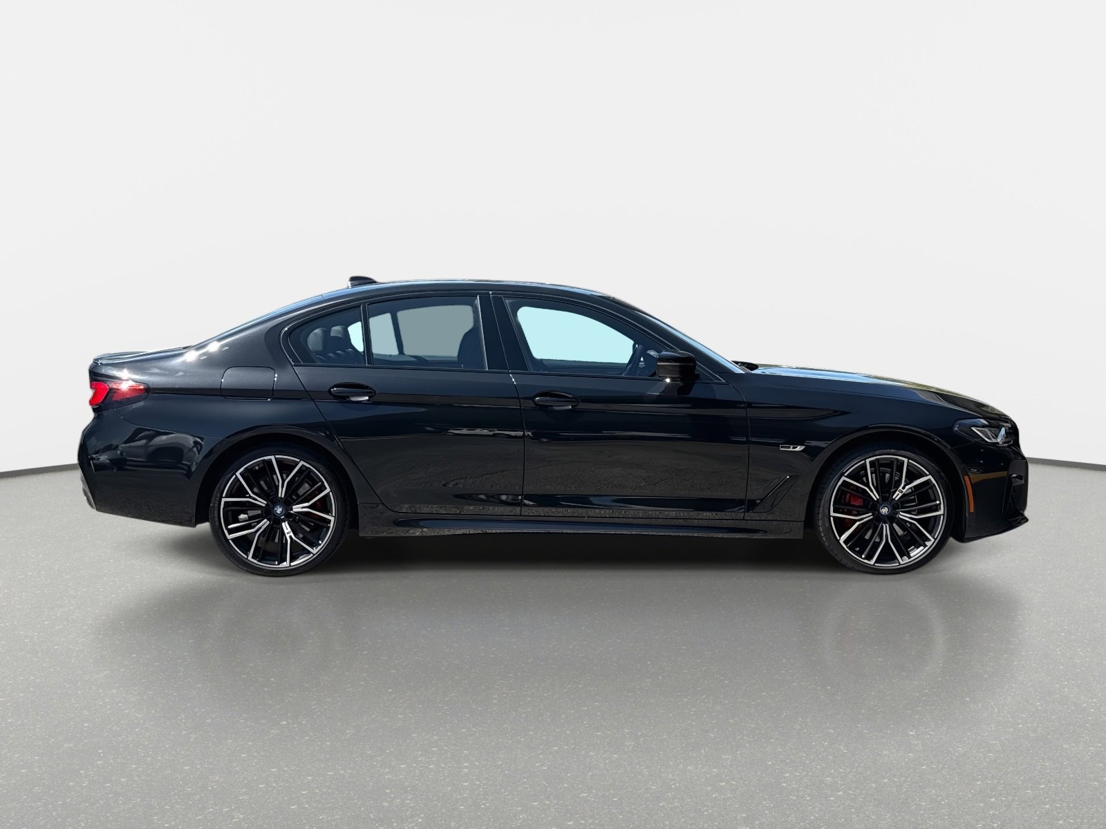Used 2023 BMW 530e w/ M Sport Package image 2