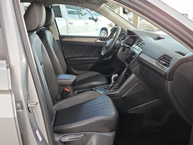 Used 2023 Volkswagen Tiguan SE w/ Panoramic Sunroof Package FWD image 21