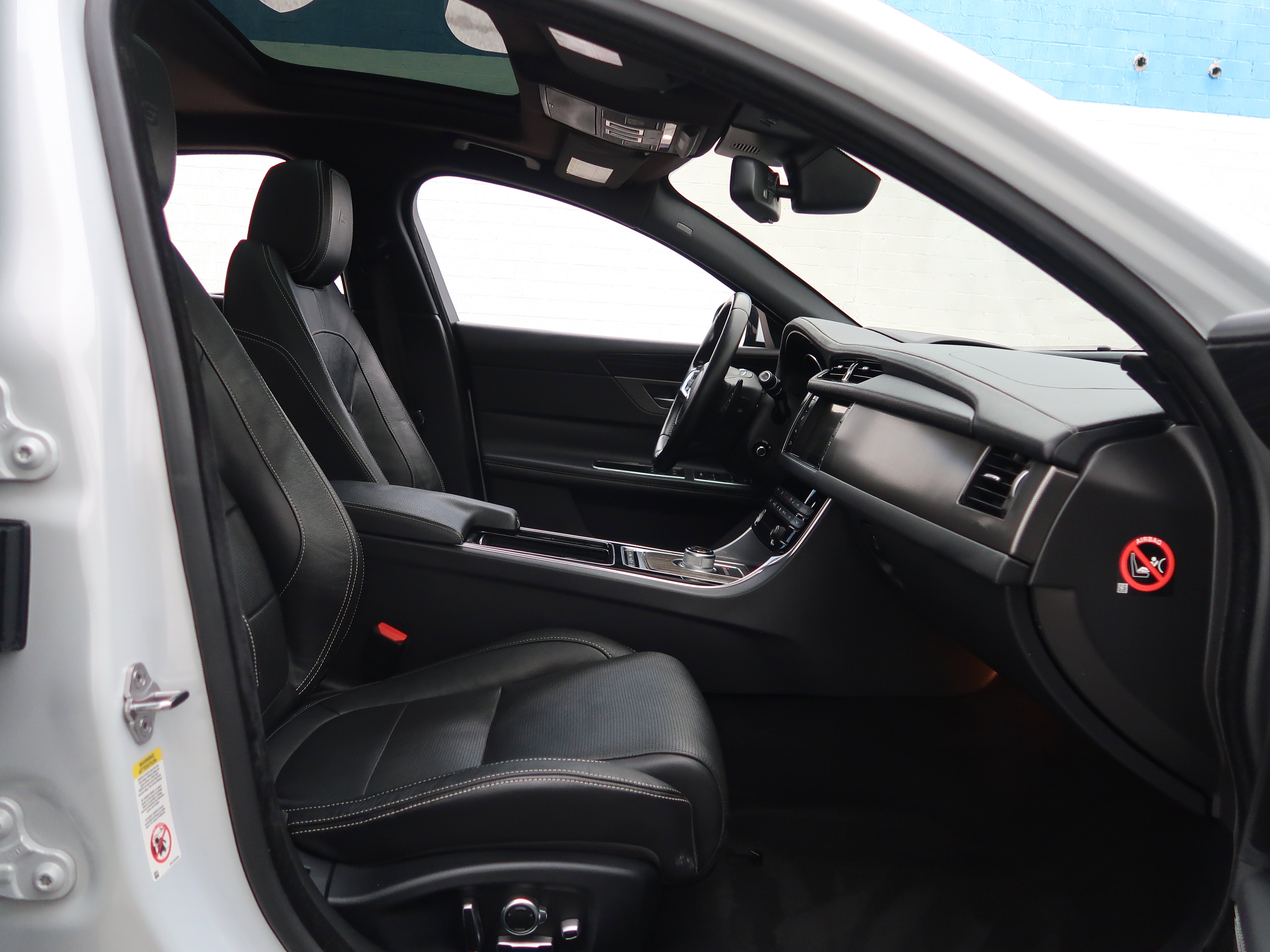 Used 2016 Jaguar XF S RWD image 36