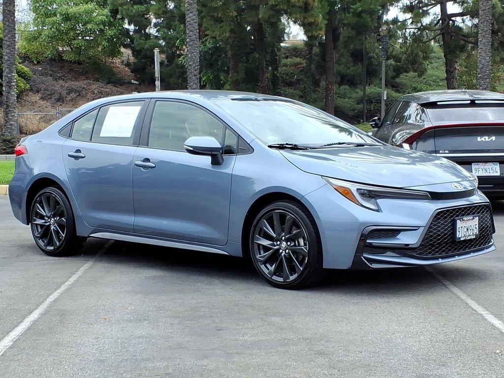 Used 2025 Toyota Corolla SE w/ Convenience Package FWD image 3