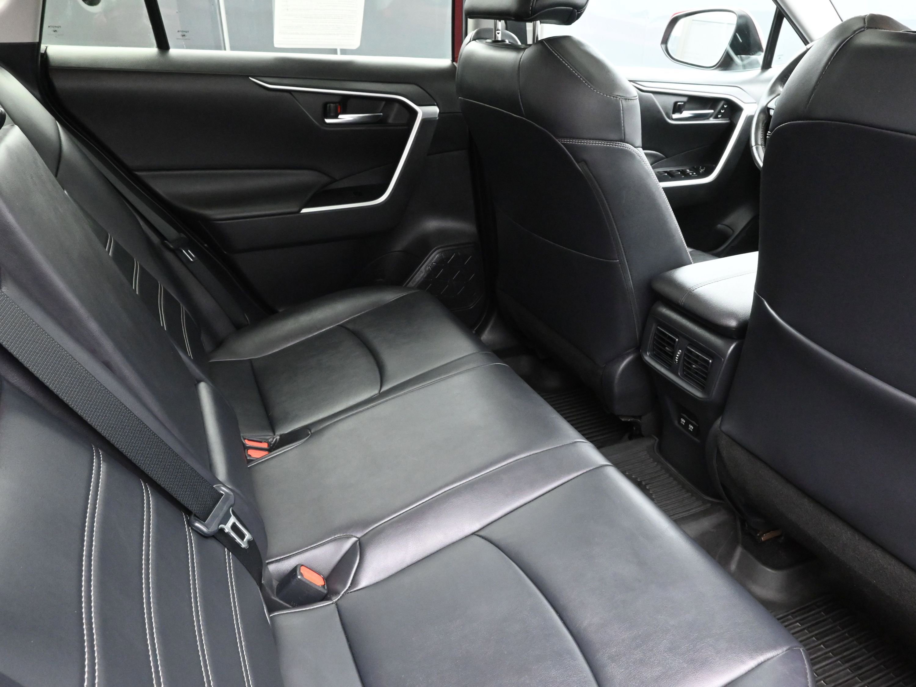 Used 2021 Toyota RAV4 XLE Premium image 23