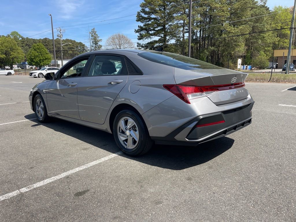 Used 2024 Hyundai Elantra SE image 7