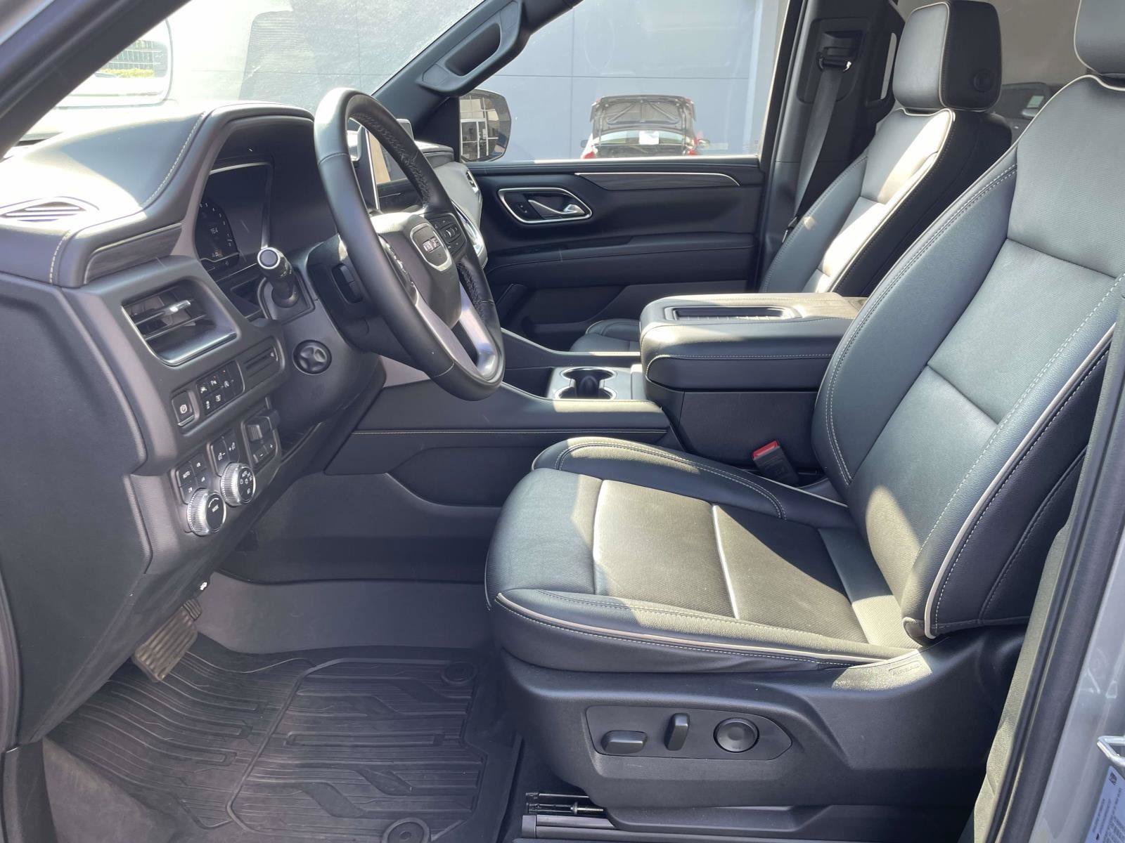 Certified 2024 GMC Yukon XL SLT w/ SLT Luxury Package AWD/4WD image 16
