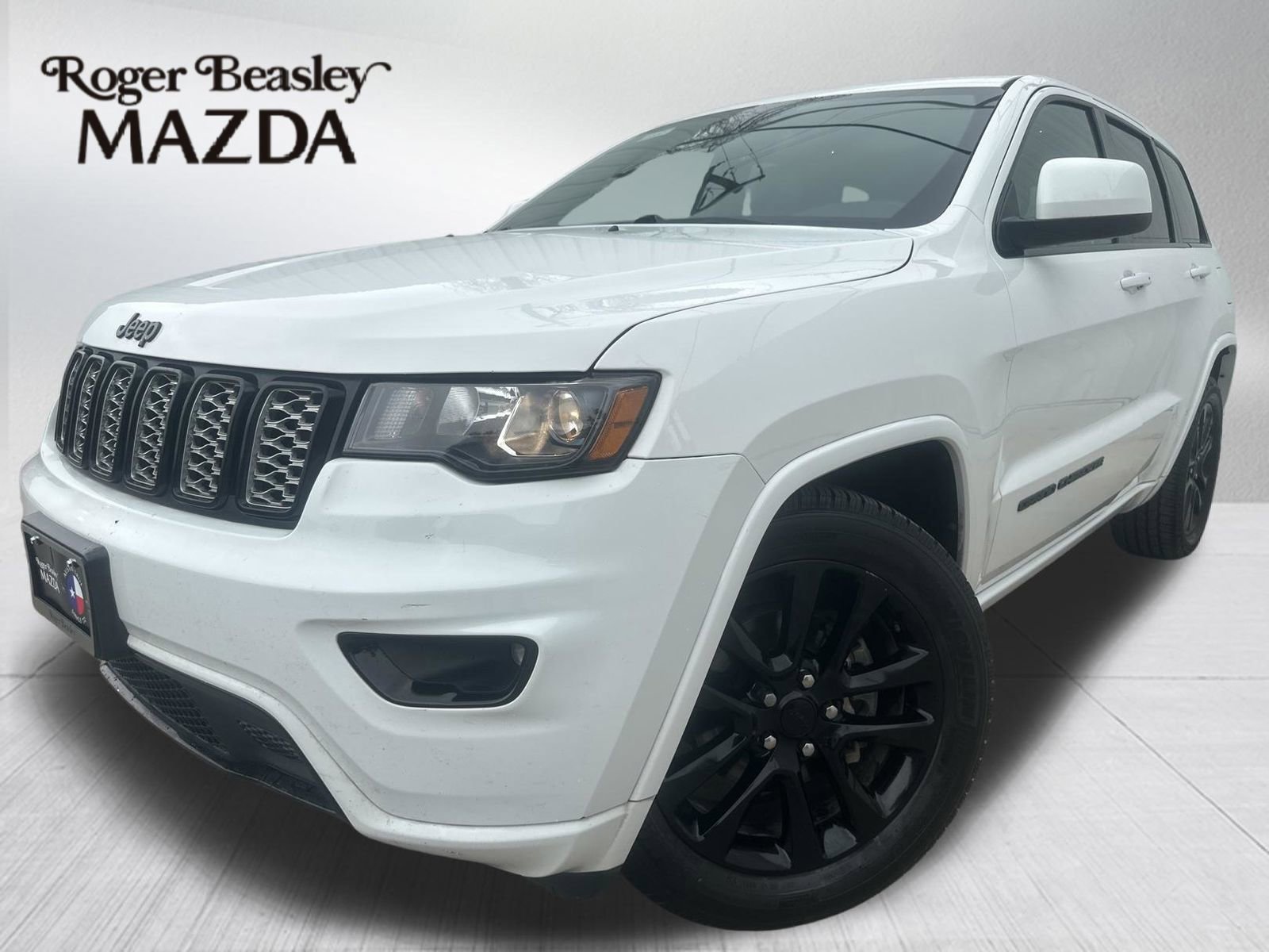 Used 2018 Jeep Grand Cherokee Altitude RWD image 1