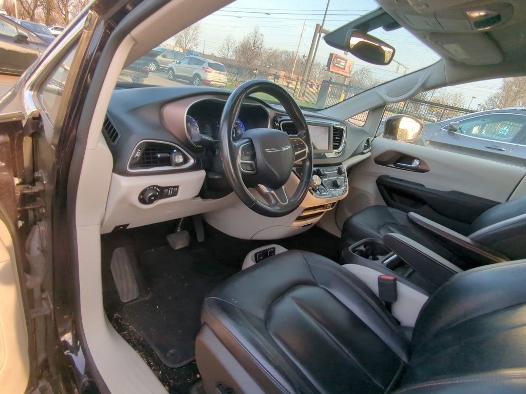 Used 2019 Chrysler Pacifica Touring-L image 7