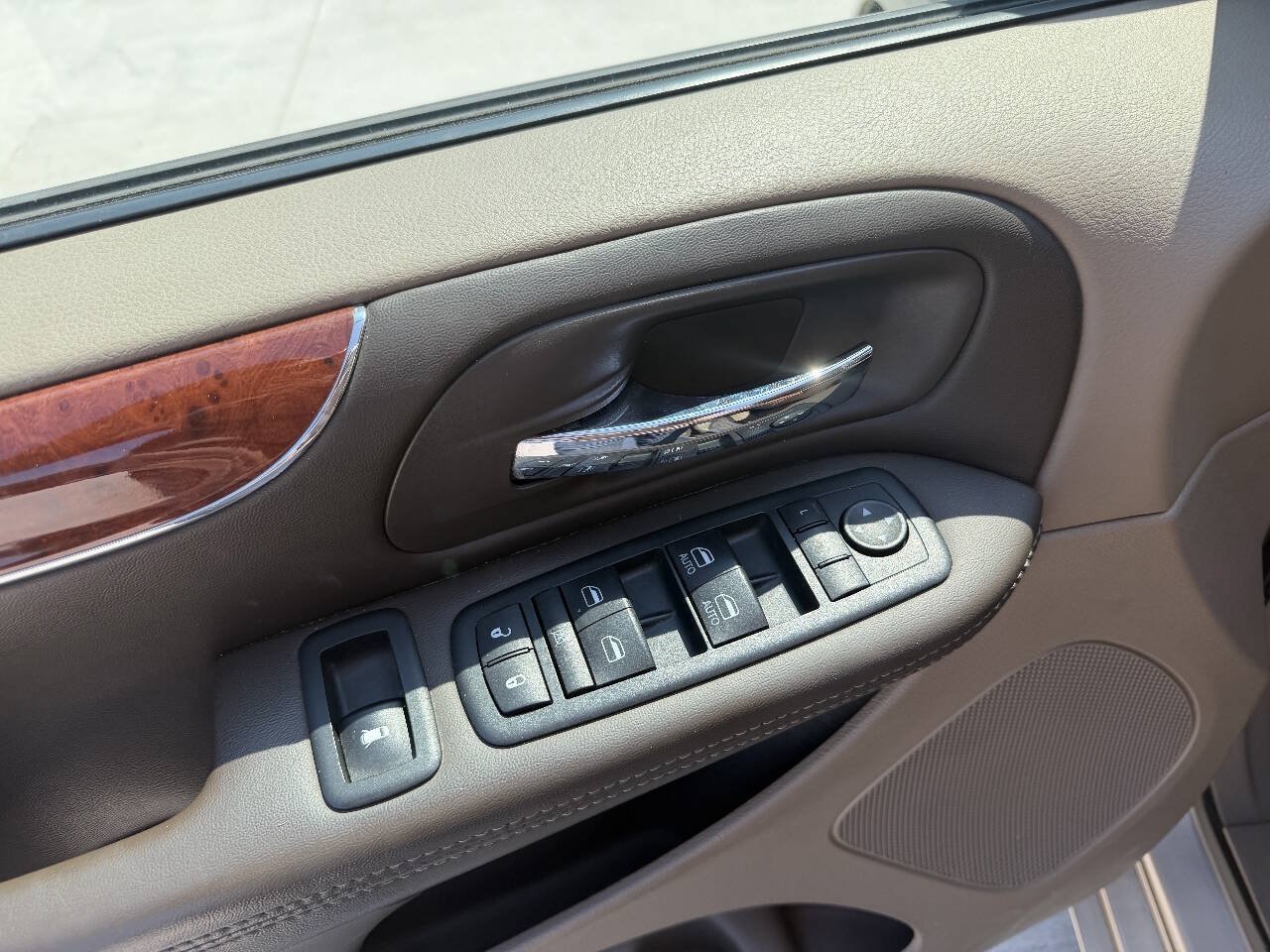 Used 2012 Chrysler Town & Country Touring-L w/ Entertainment Group #2 FWD image 28