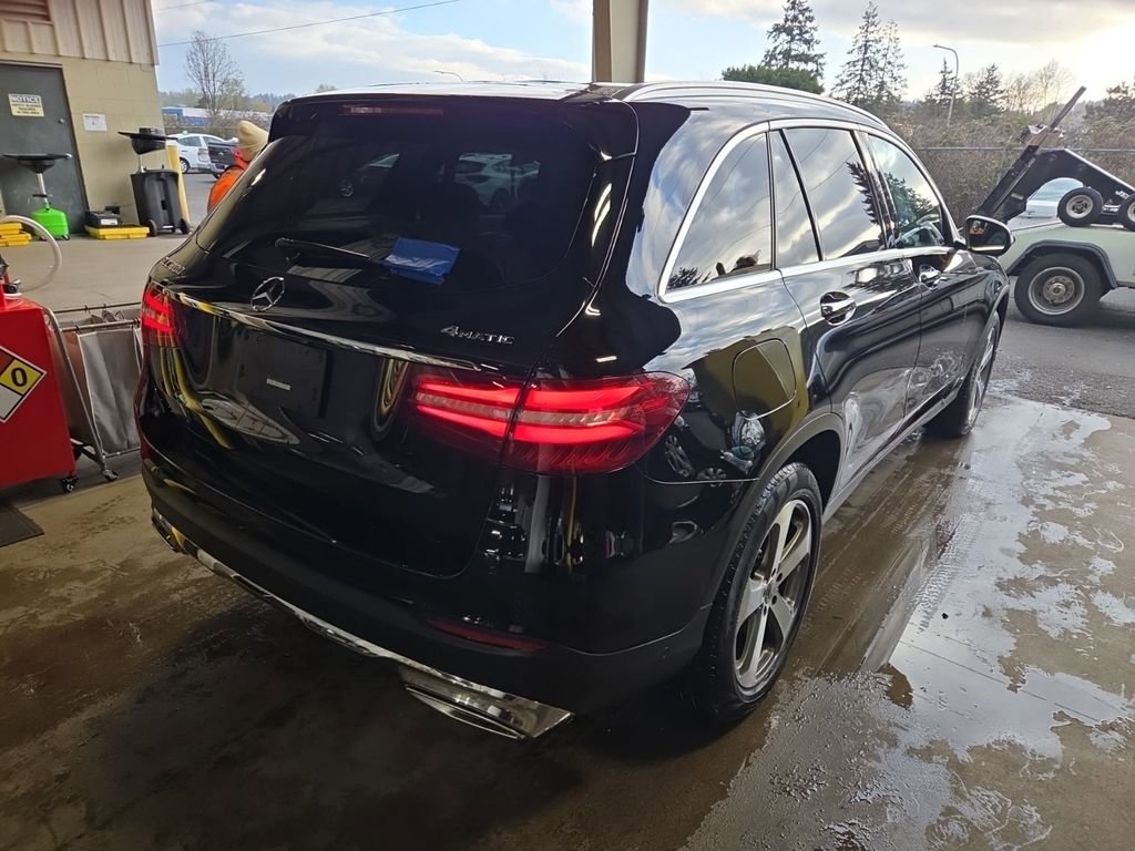Used 2018 Mercedes-Benz GLC 300 4MATIC image 2