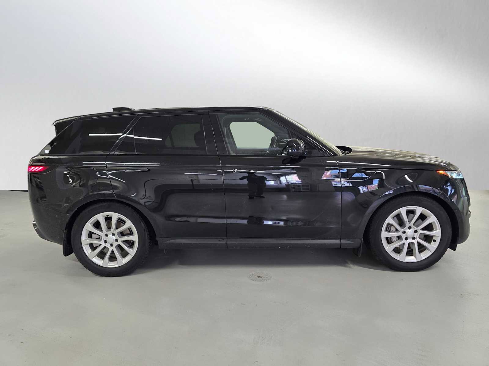 Used 2025 Land Rover Range Rover Sport SE image 6