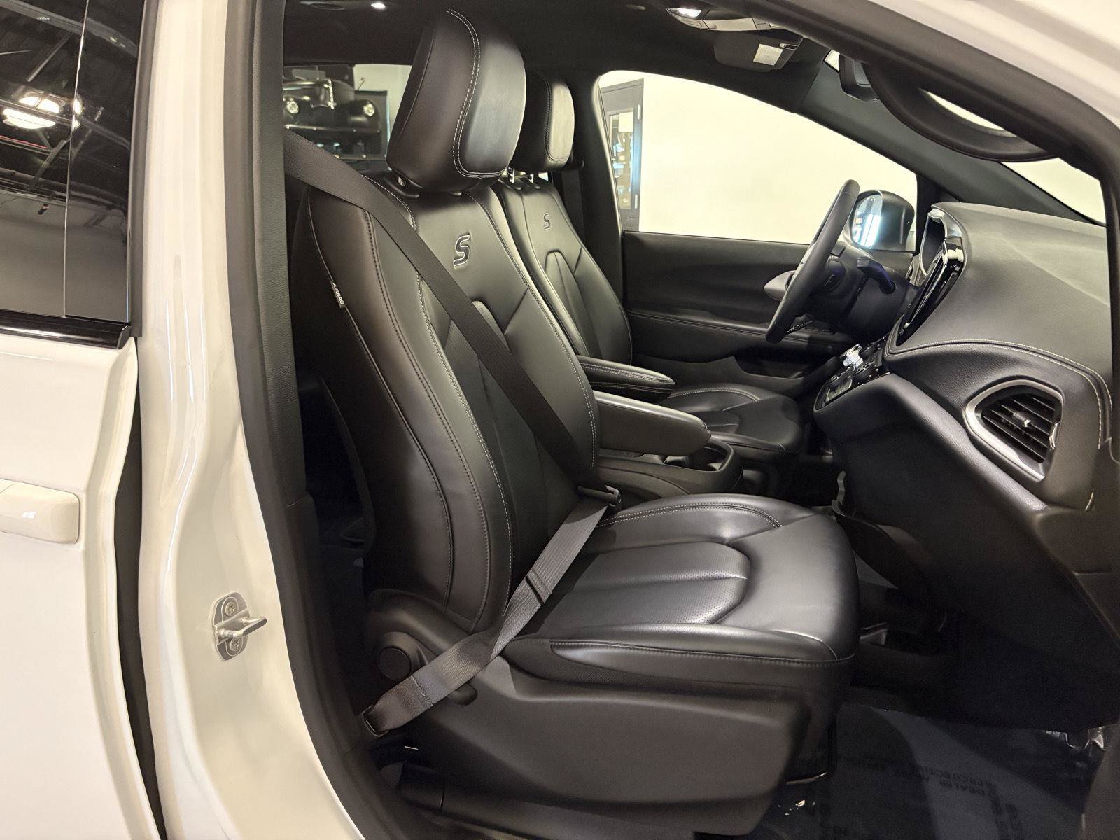 Used 2023 Chrysler Pacifica Touring-L w/ S Appearance Package FWD image 34