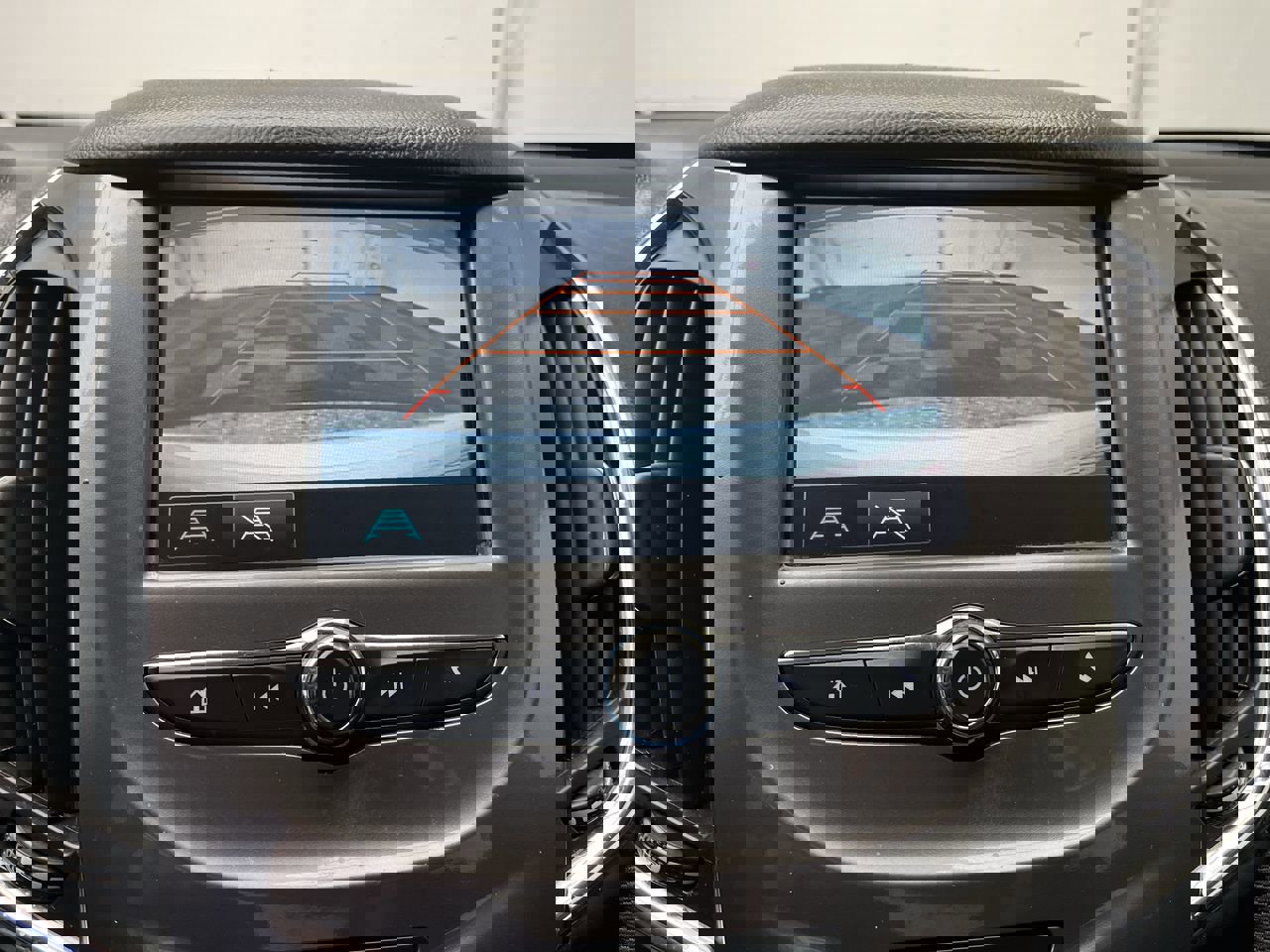 Used 2017 Chevrolet Cruze LT w/ Convenience Package image 5