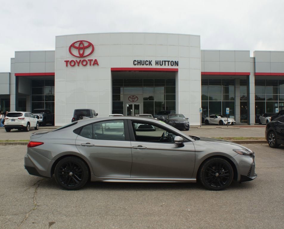 Used 2025 Toyota Camry SE FWD image 1