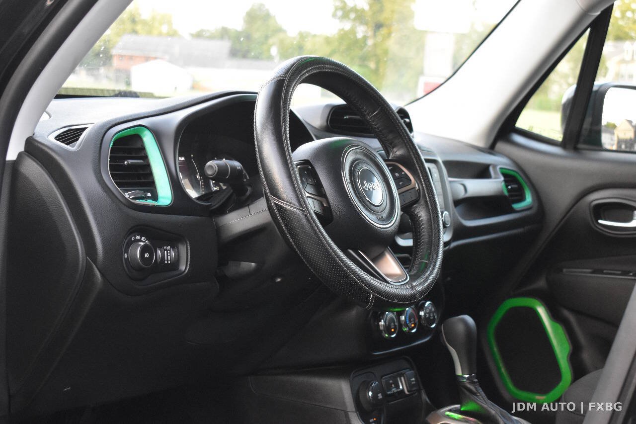 Used 2017 Jeep Renegade Latitude w/ Cold Weather Group AWD/4WD image 18