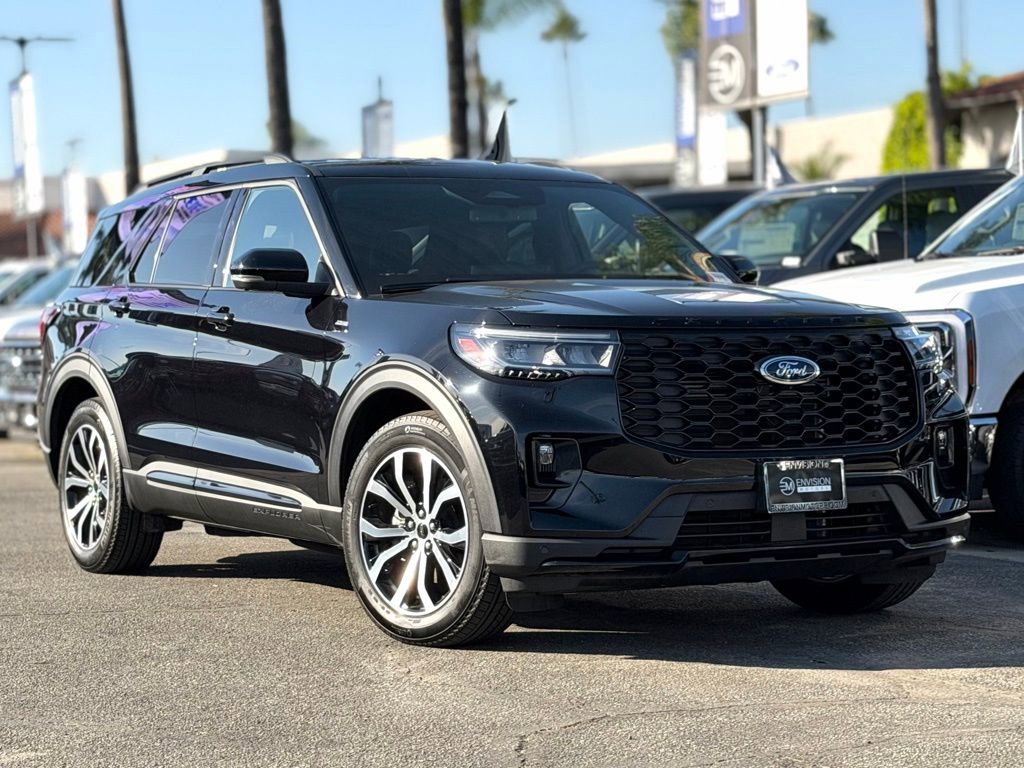 Used 2025 Ford Explorer ST-Line w/ Premium Package image 2