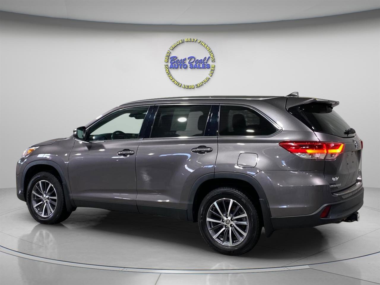 Used 2019 Toyota Highlander XLE AWD/4WD image 4