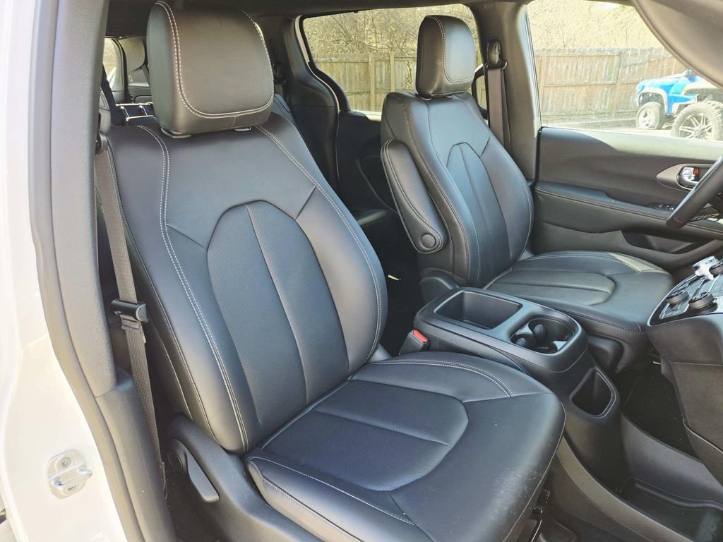 Used 2026 Chrysler Voyager LX image 17
