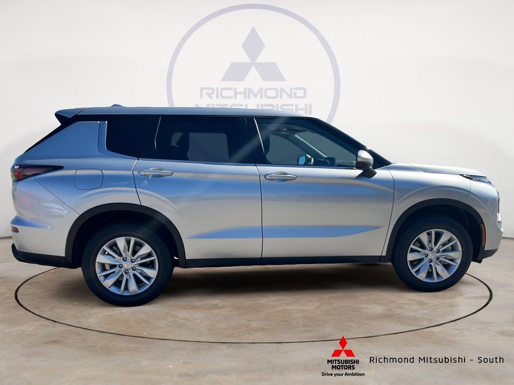 New 2026 Mitsubishi Outlander ES image 2
