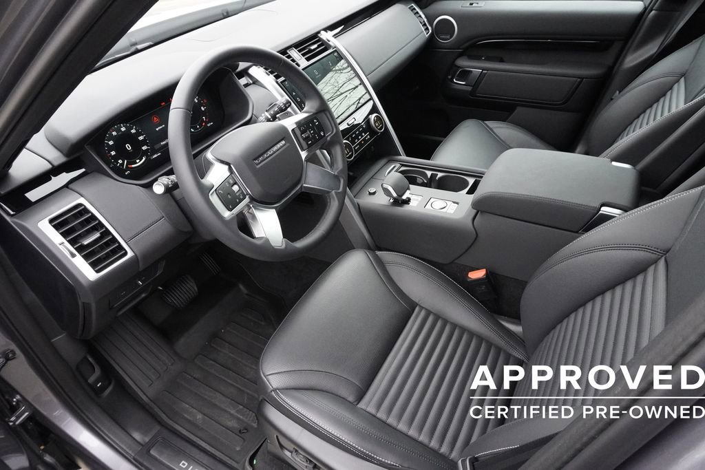 Used 2025 Land Rover Discovery S image 18