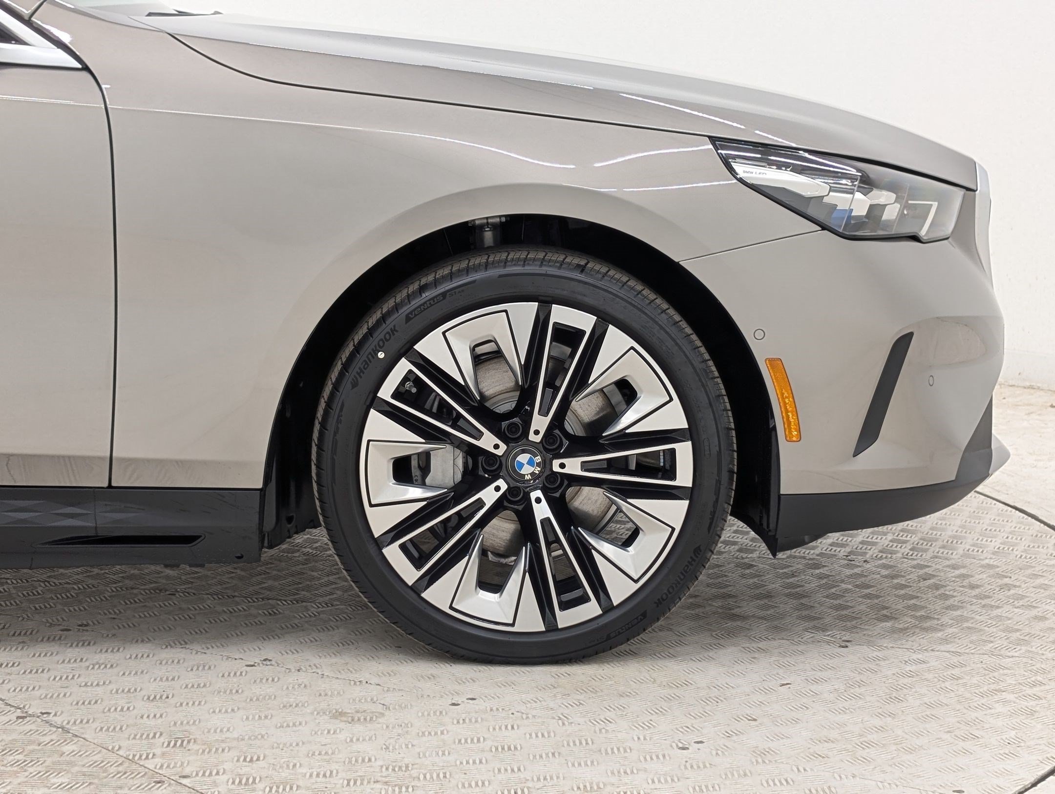 New 2026 BMW i5 eDrive40 w/ Premium Package RWD image 12