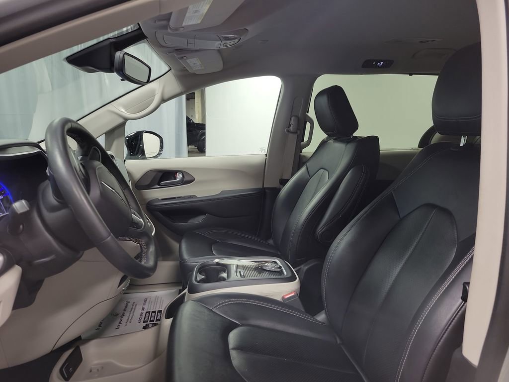 Used 2024 Chrysler Pacifica Touring-L FWD image 12