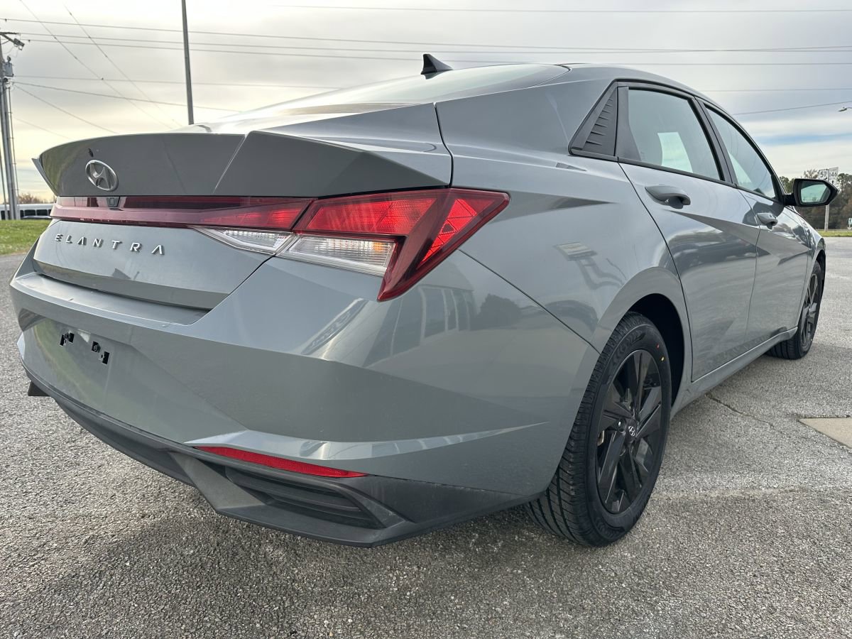 Used 2021 Hyundai Elantra SEL image 2