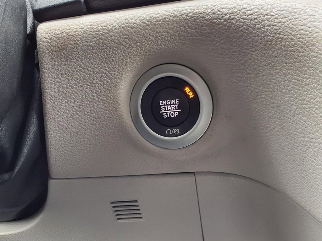Used 2024 Chrysler Pacifica Limited FWD image 14