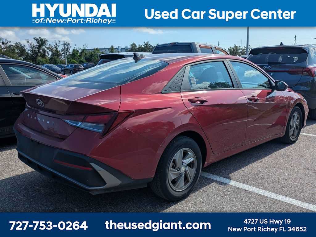 Used 2024 Hyundai Elantra SE FWD image 2