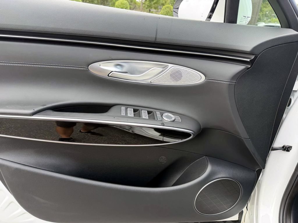 Certified 2025 Genesis GV70 2.5T AWD/4WD image 18