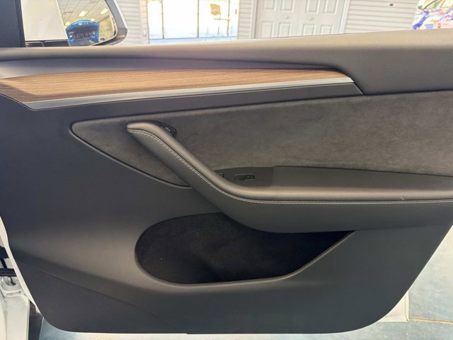 Used 2025 Tesla Model Y Long Range image 18