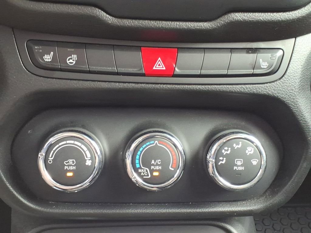 Used 2017 Jeep Renegade Latitude w/ Cold Weather Group AWD/4WD image 18