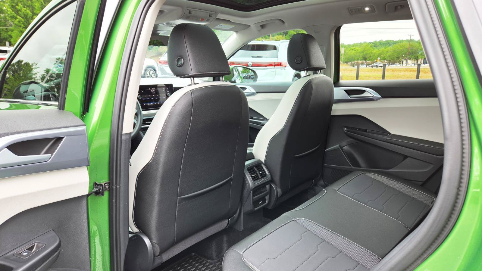 Certified 2025 Volkswagen Taos SE w/ Panoramic Sunroof Package FWD image 41