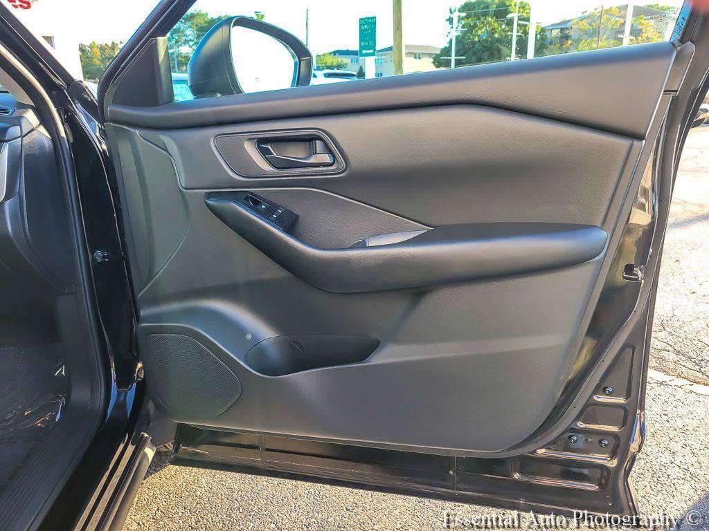Used 2024 Nissan Rogue S AWD/4WD image 26