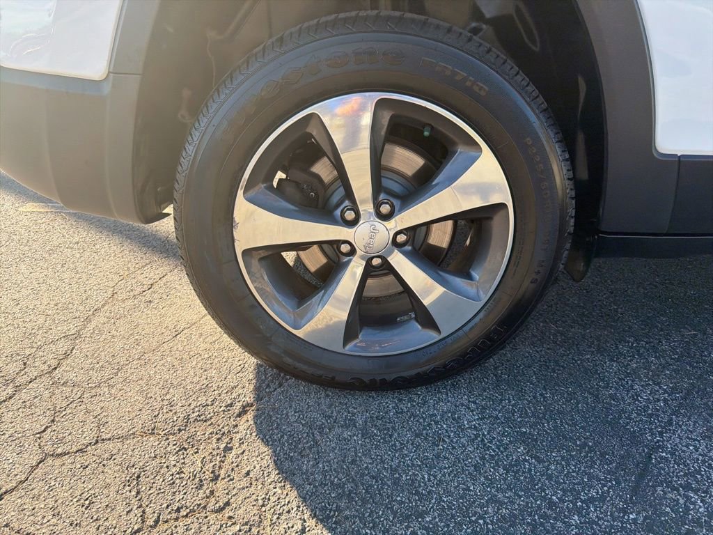 Used 2019 Jeep Cherokee Limited image 30